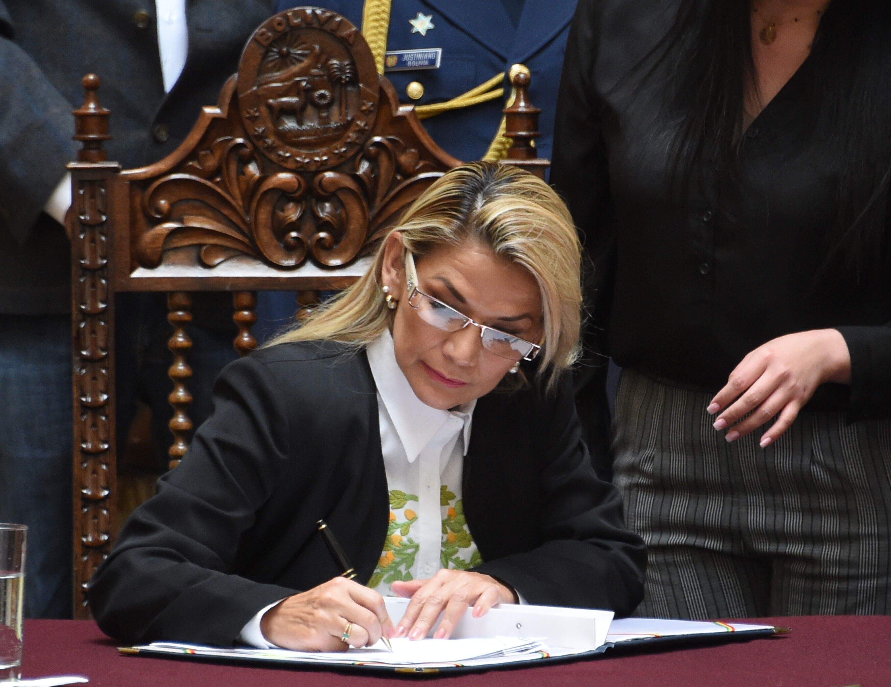 Presidente interina, Jeanine Áñez, oficializou a lei para convocar um novo pleito