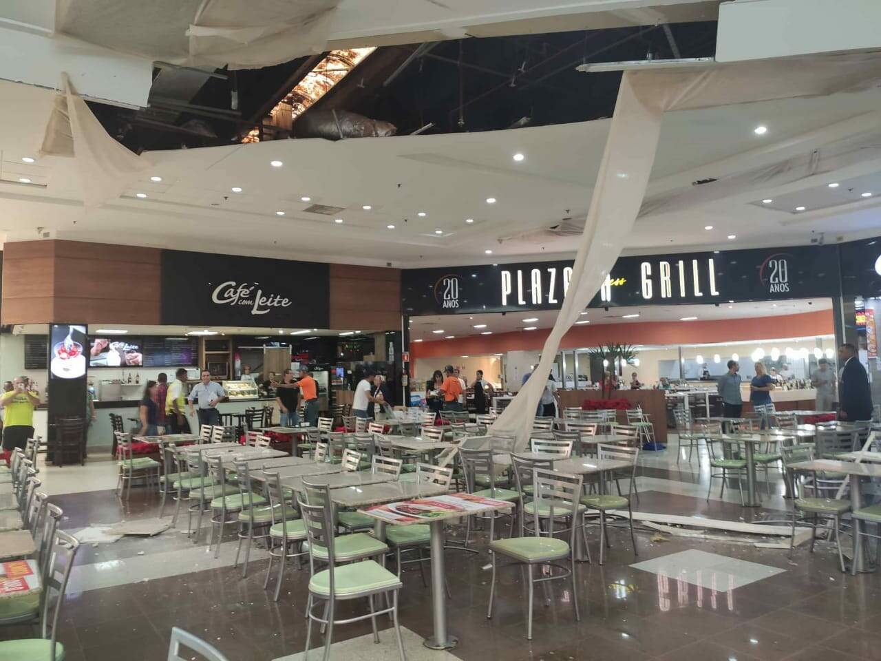 Estrutura do teto de shopping caiu sobre mesas na praça de alimentação