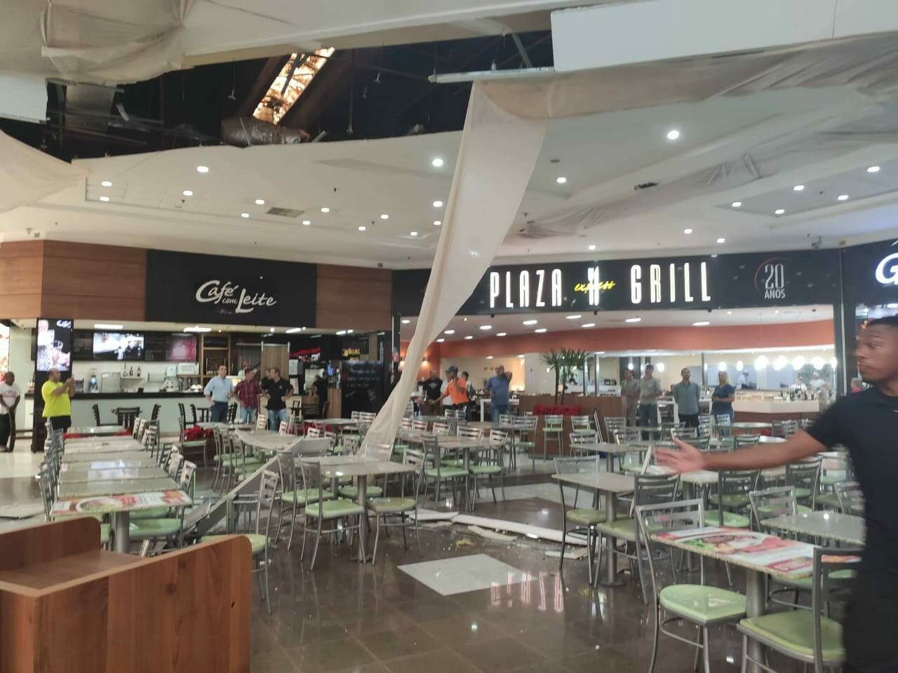 Parte do teto do shopping caiu sobre mesas da praça de alimentação, mas ninguém ficou ferido 
