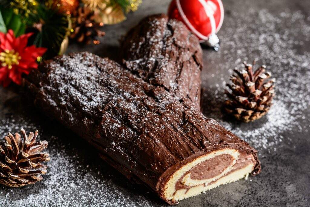  sobremesa francesa é um rocambole sabor creme e chocolate que imita um tronco de árvore