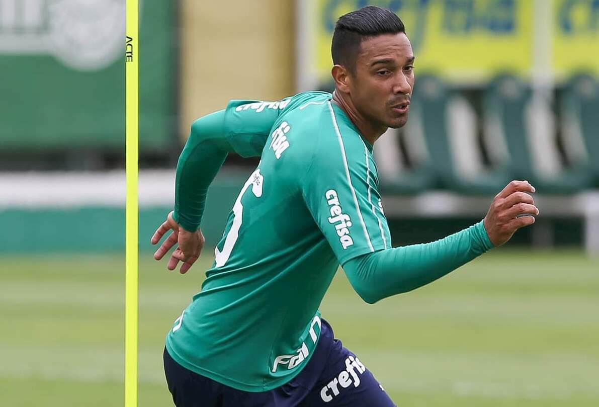 Antônio Carlos pode formar dupla de zaga com Vitor Hugo contra o Fluminense