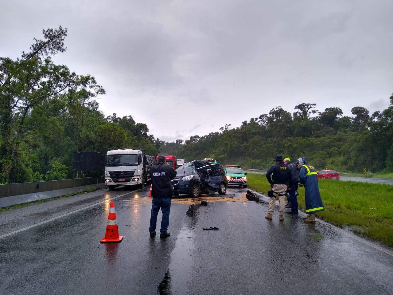 Trecho da rodovia em Barra do Turvo precisou ser interditado e congestionamento chegou a 19km