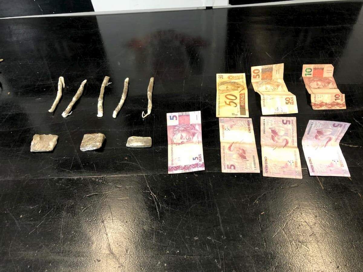 Drogas e dinheiro foram apreendidos com o suspeito 