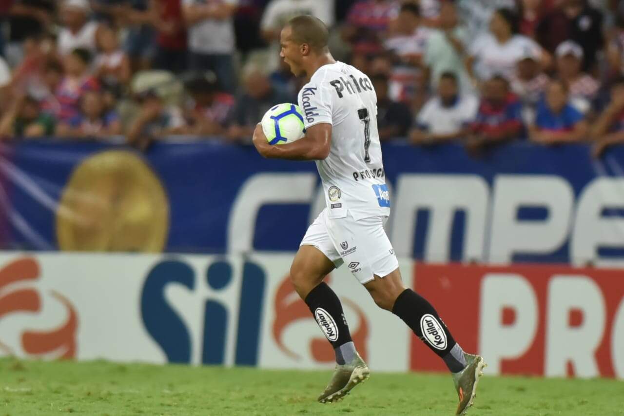 Carlos Sánchez marcou o único gol do Santos, mas desperdiçpu a chance de empatar ao acertar pênalti na trave 