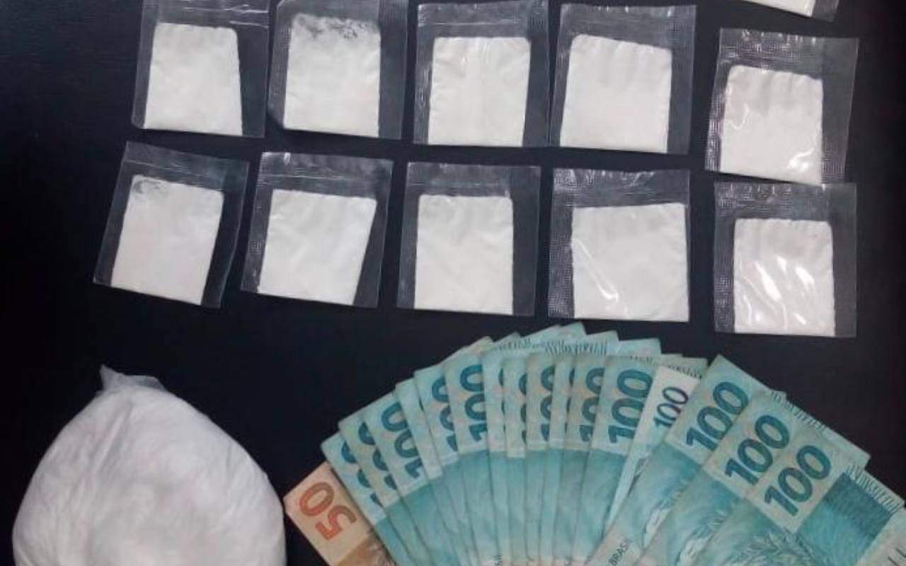Dinheiro e porções de drogas foram apreendidos (Foto: Divulgação/Baep)
