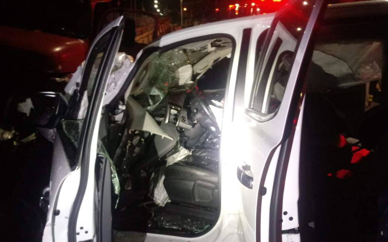 Veículo ficou completamente destruído após a colisão 