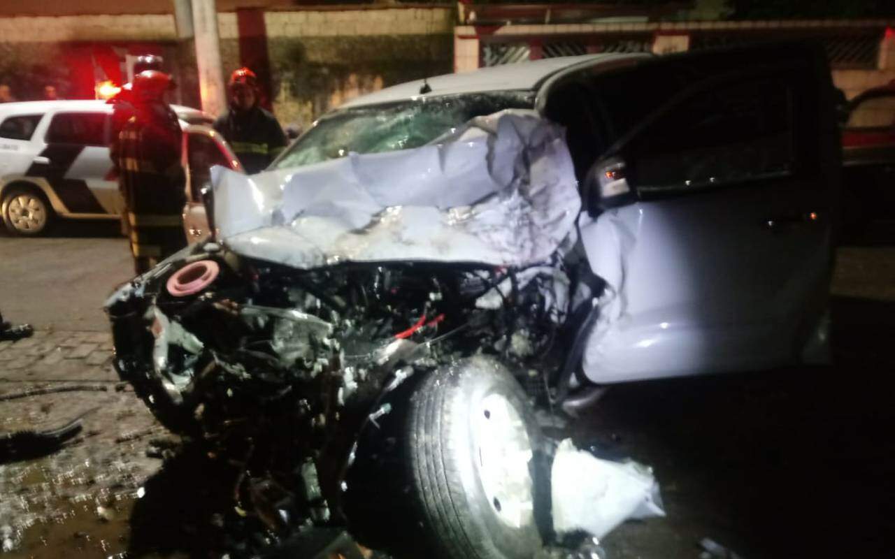 Rapaz rouba carro e sofre acidente após bater em viatura da PM em Santos