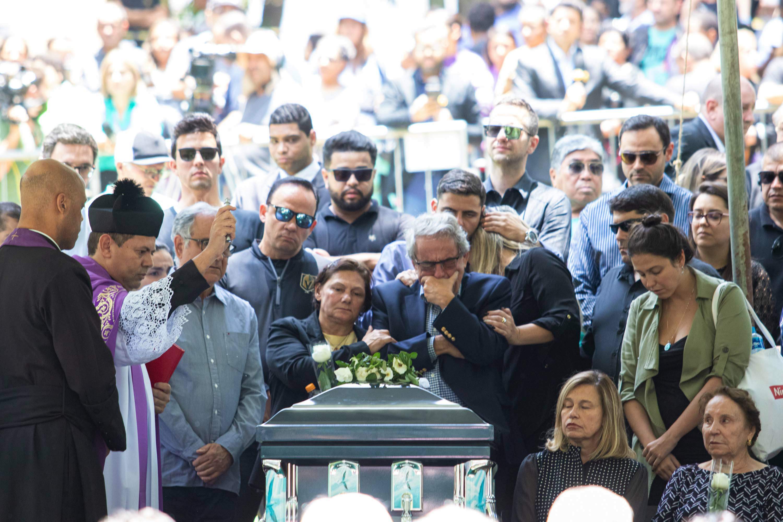 Sob aplausos, corpo de Gugu é sepultado no cemitério Gethsêmani, em SP