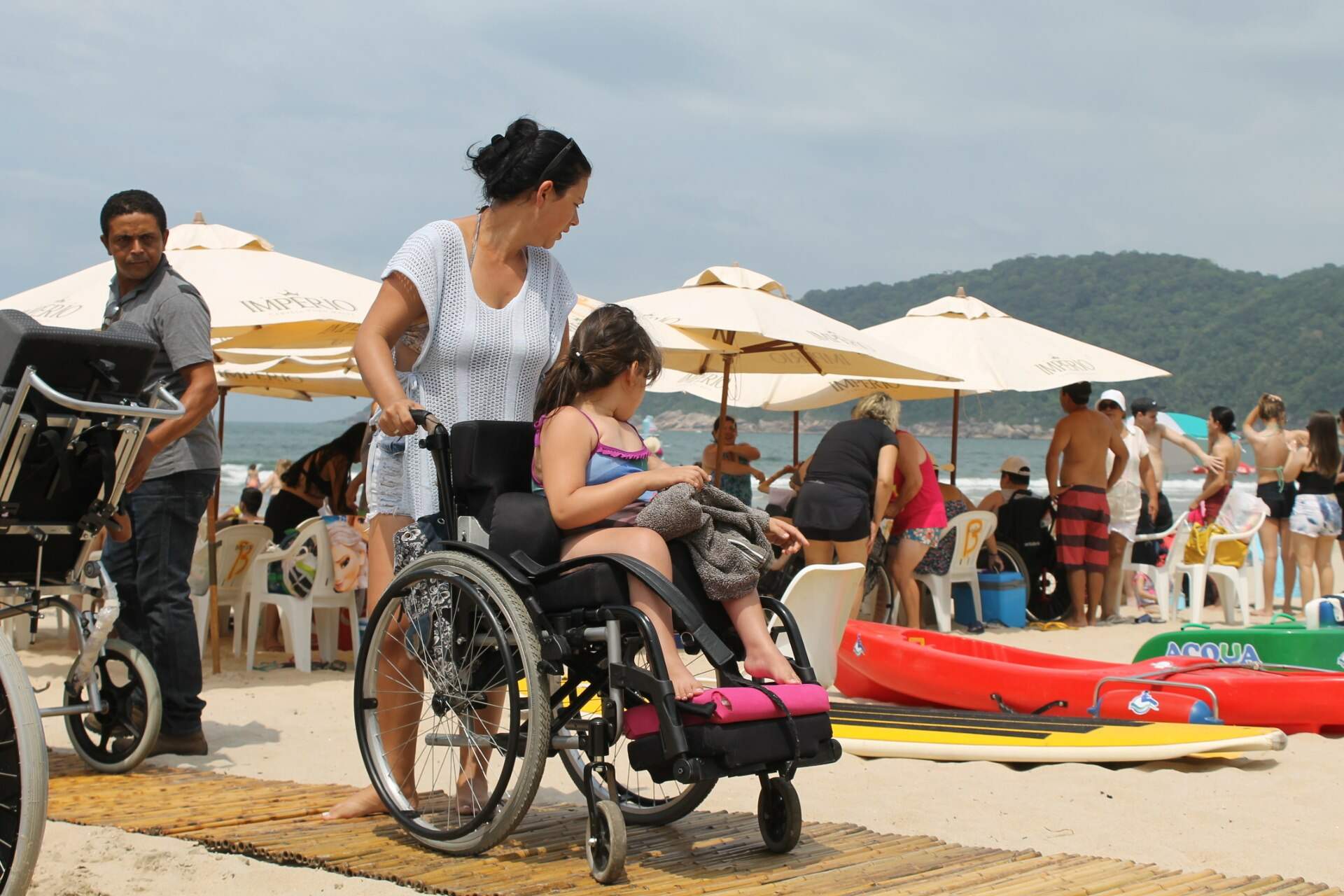 Empresa cedeu cadeiras adaptadas e esteiras para que pessoas com deficiência chegassem ao mar 
