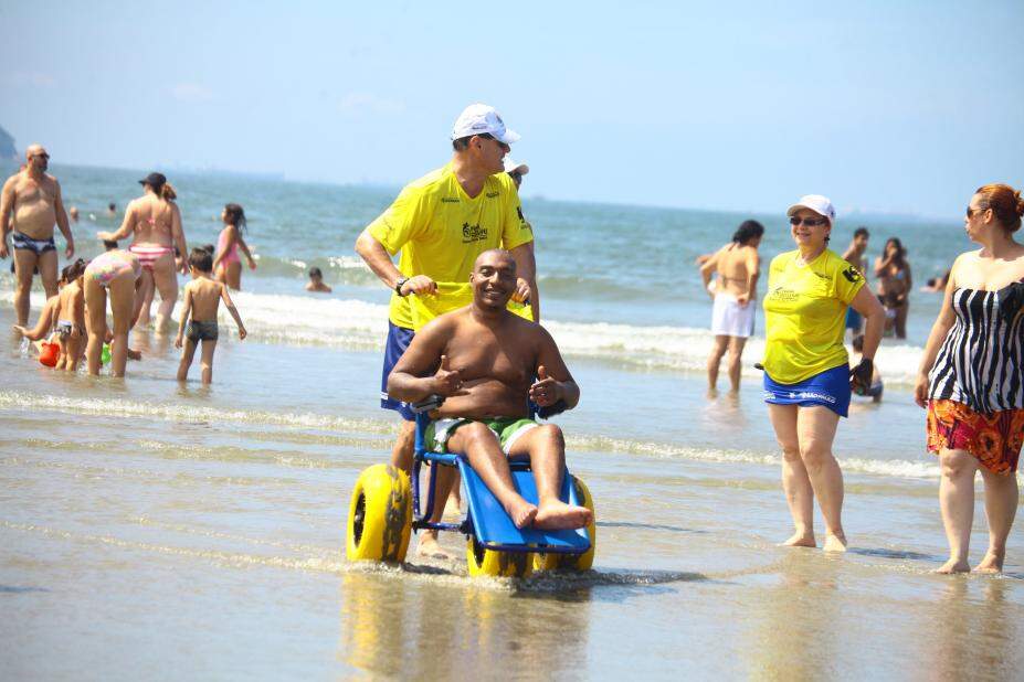 Na Praia do Gonzaga, serão oferecidos esportes adaptados e banho de mar em cadeira anfíbia