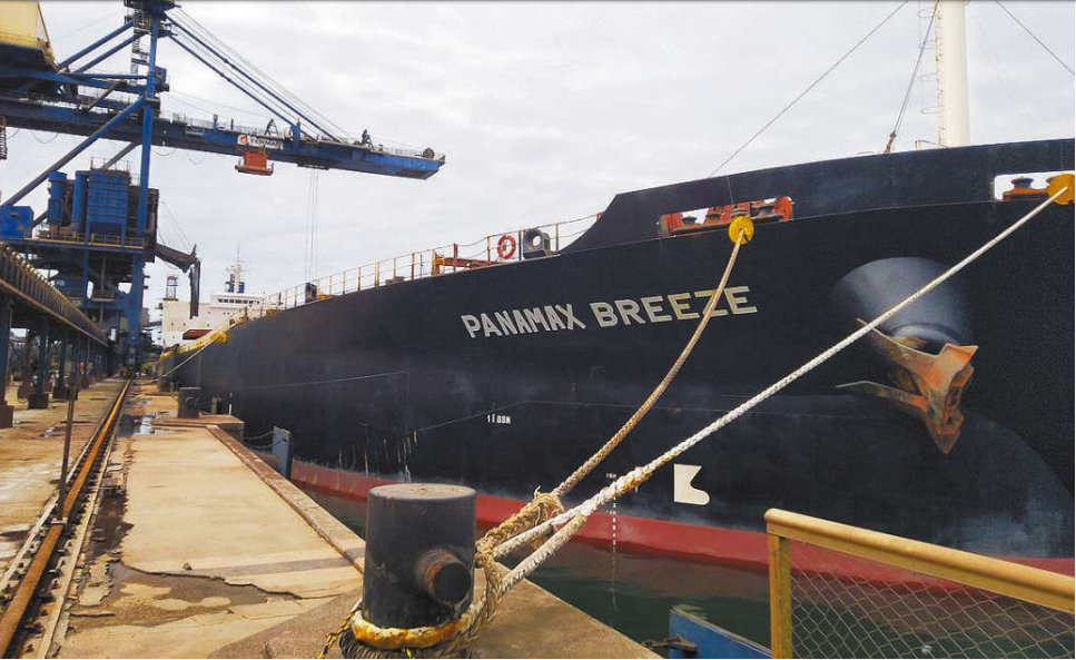 Cargueiro Panamax Breeze atracou no Terminal Marítimo de Guarujá (Termag) no último dia 17