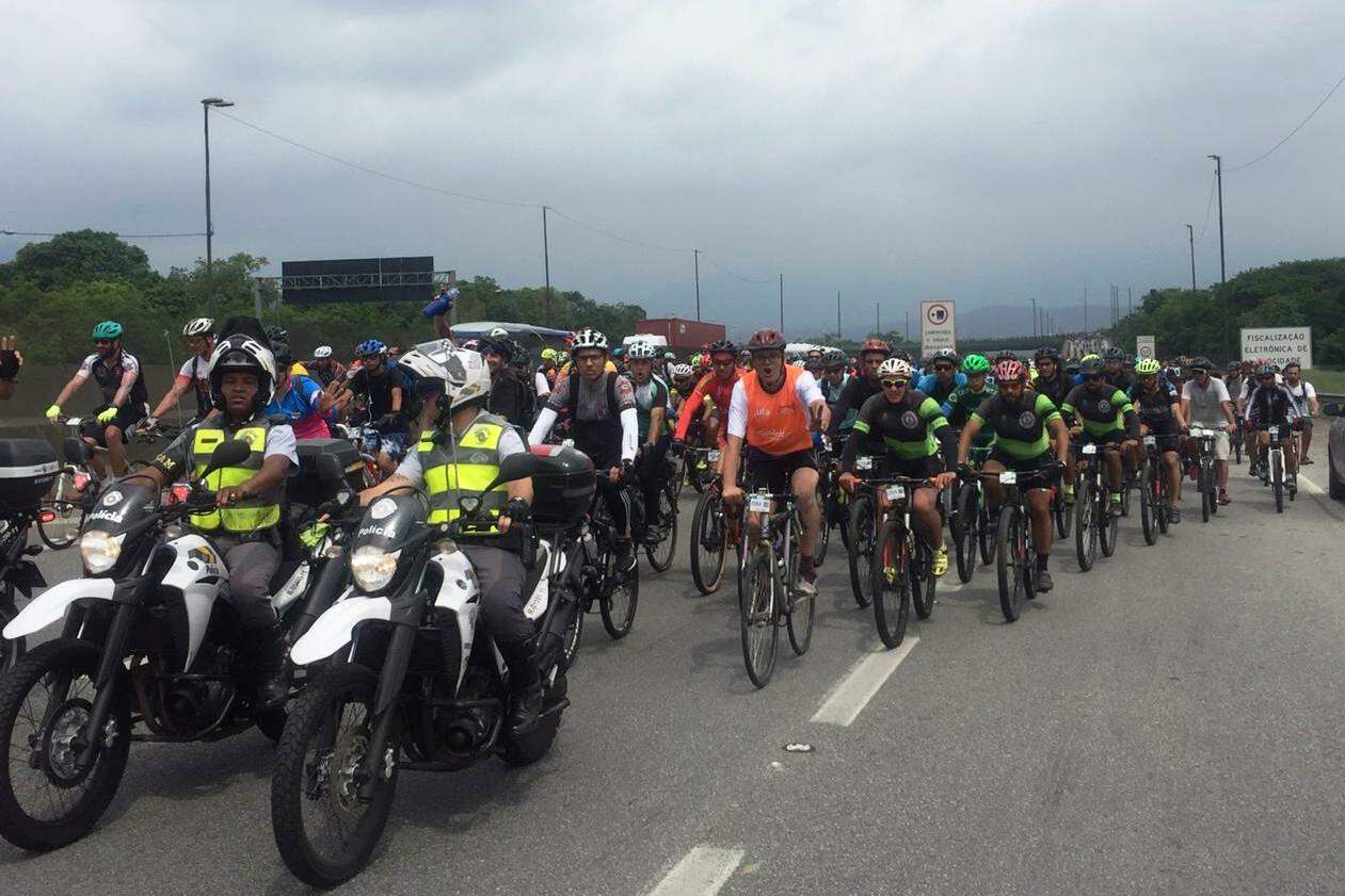 Pedal Anchieta: Milhares de ciclistas descem a serra em direção a Santos