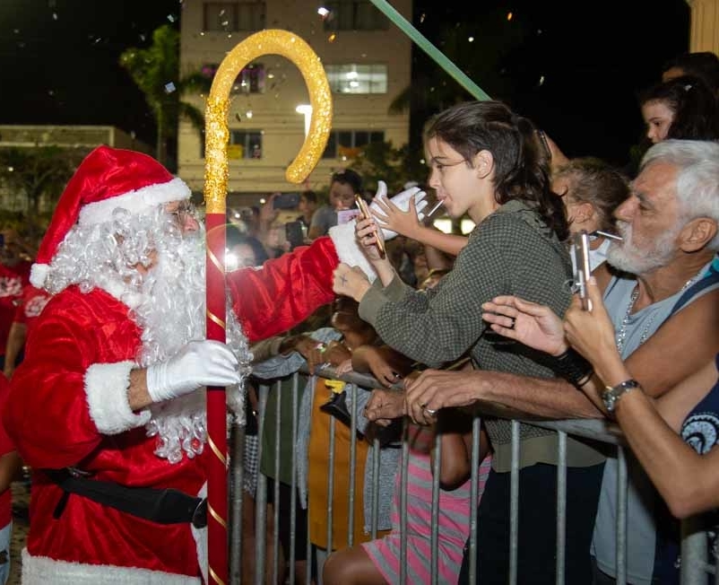 Papai Noel chegou a Peruíbe na noite de sábado (30)