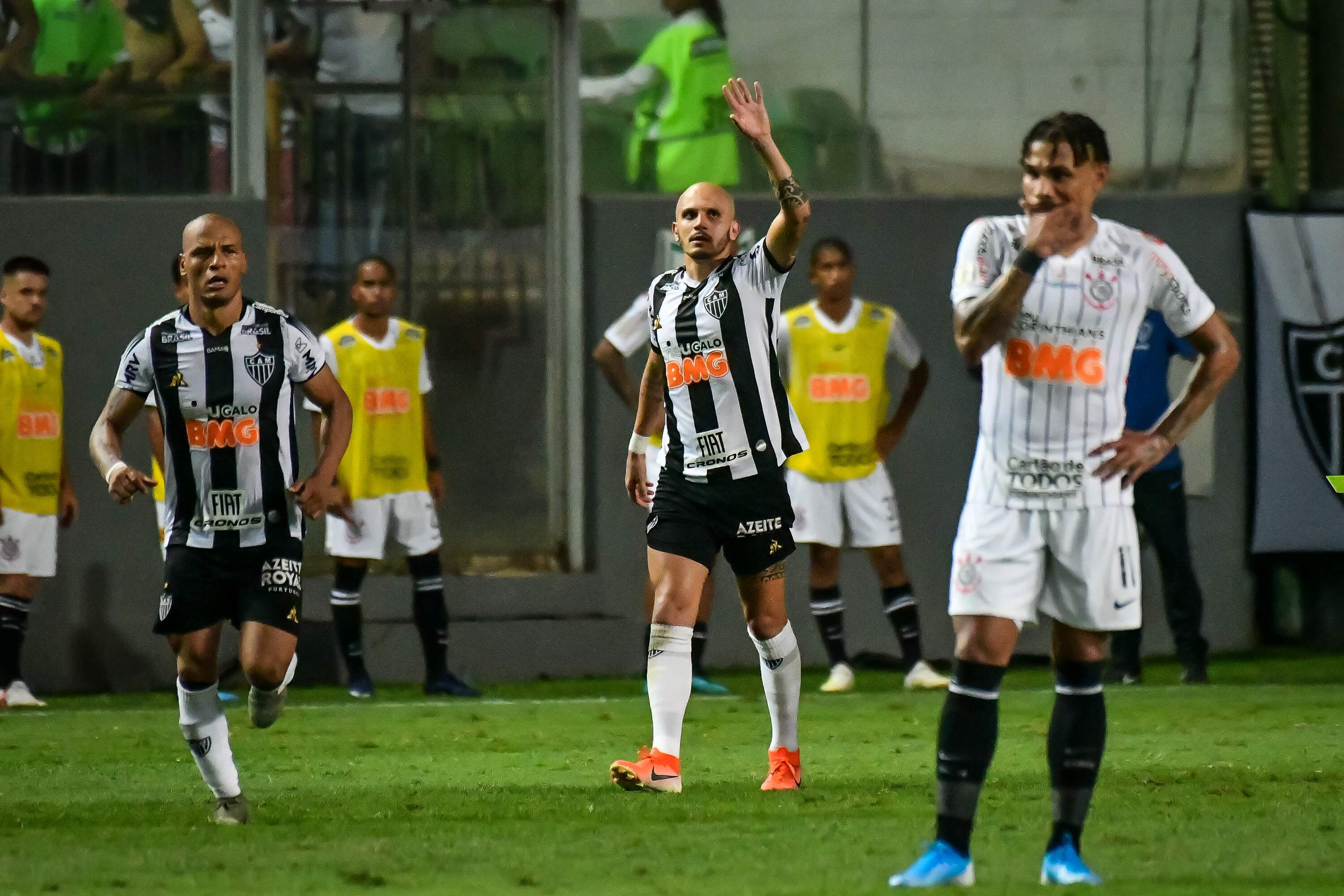 De pênalti, o ex-Corinthians Fábio Santos marcou o gol da vitória do Galo