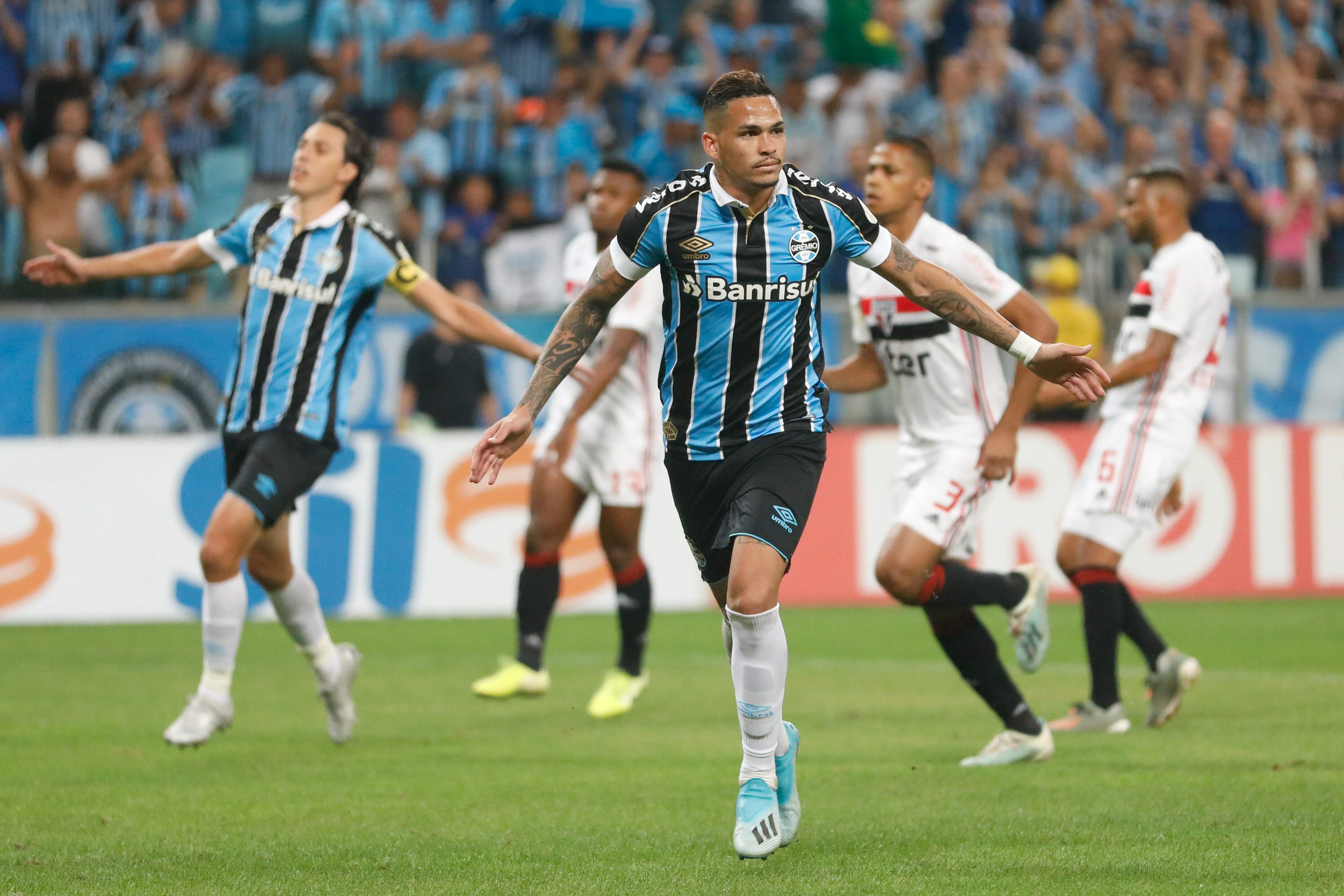 Luciano marcou dois dos três gols gremistas na vitória sobre o São Paulo