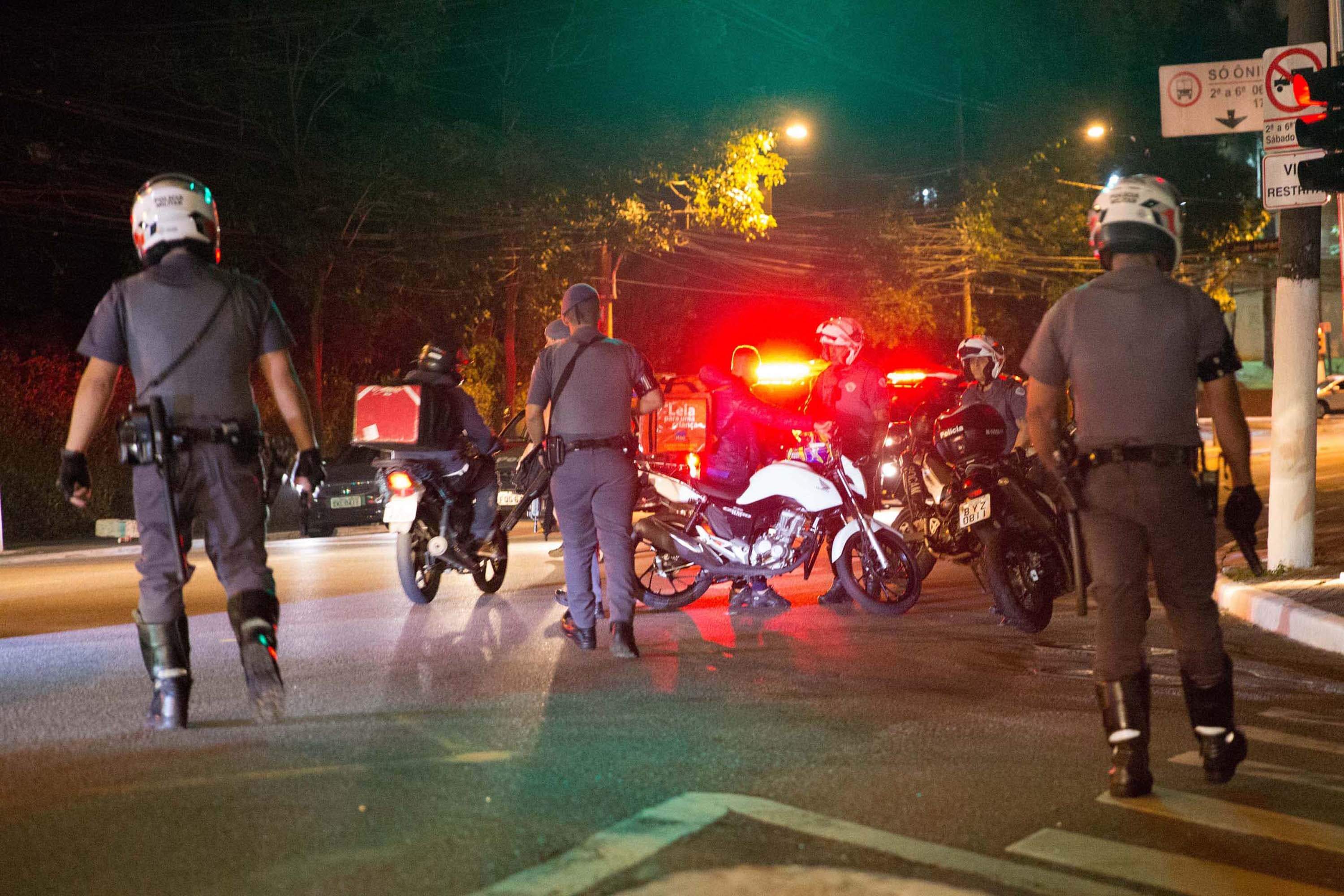 Policiais acompanham protesto em Paraisópolis após a morte de nove pessoas em baile funk
