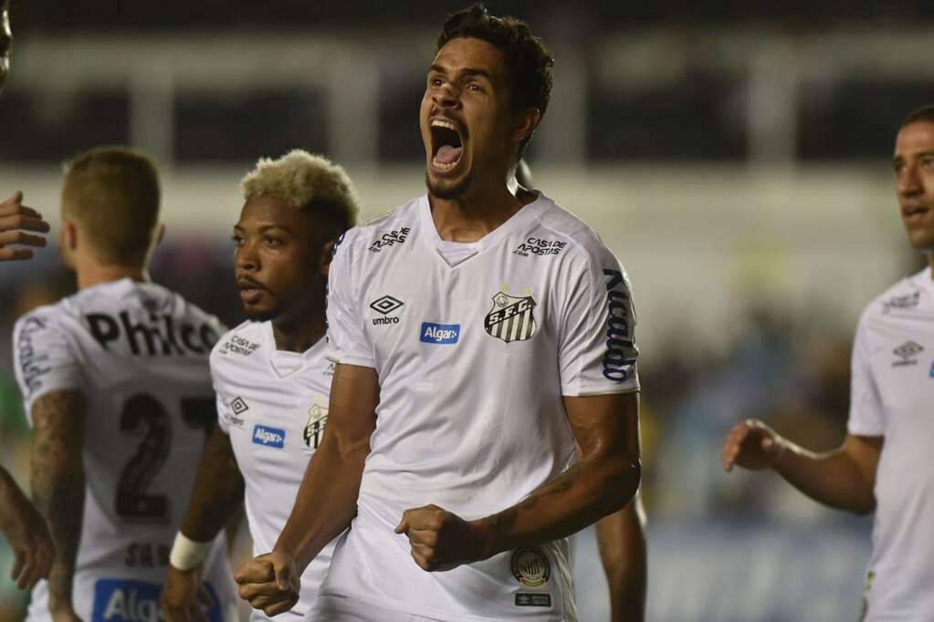 Lucas Veríssimo (dir.) marcou um dos gols da vitória santista contra a Chapecoense