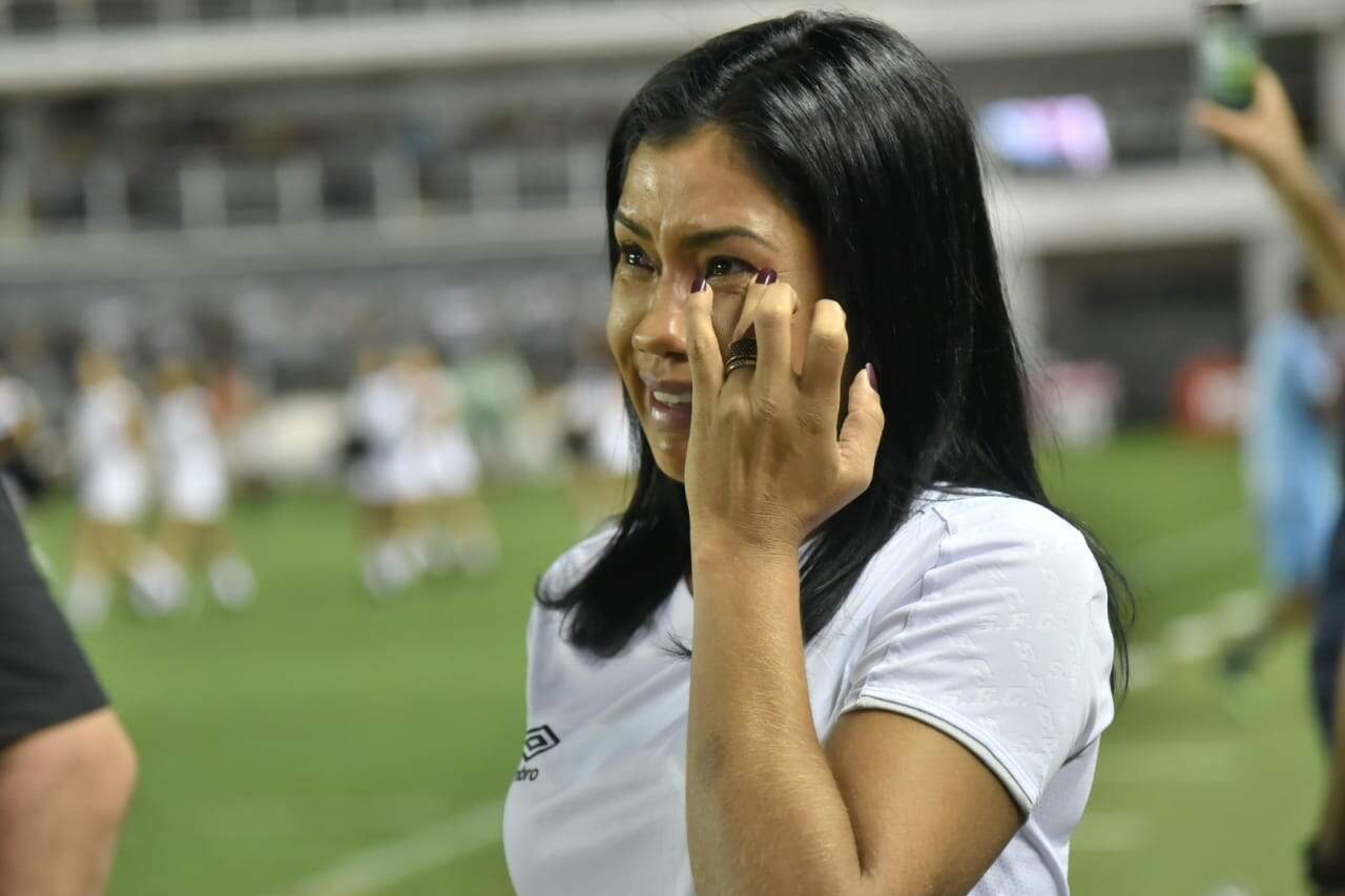 Maurine chora ao se despedir do Santos