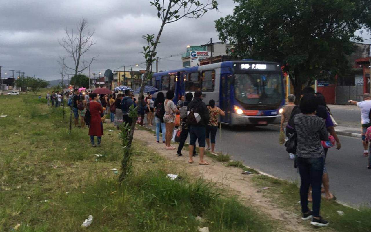Os ônibus intermunicipais não pararam nos pontos, em São Vicente, por já estarem lotados 