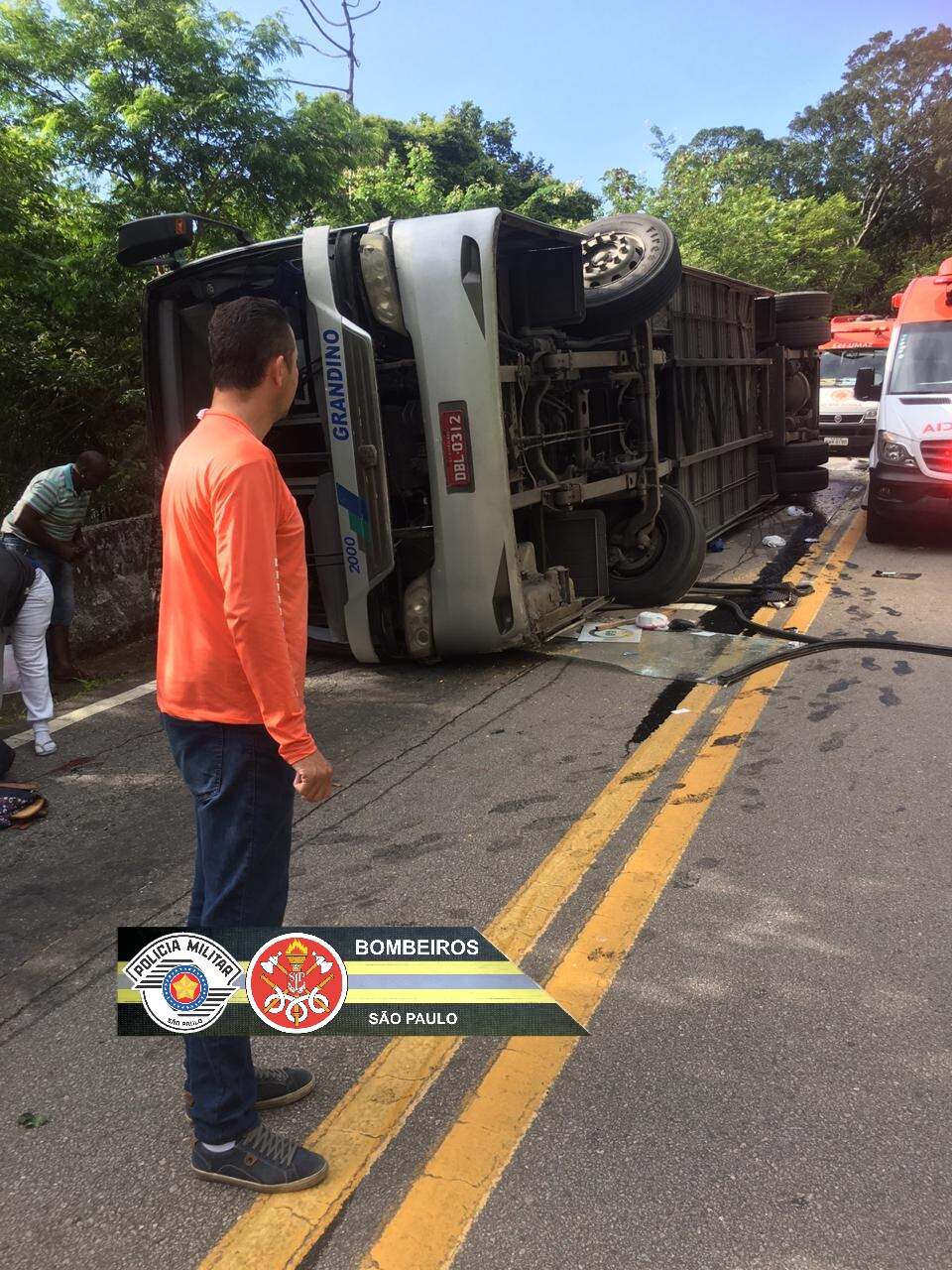 Ônibus levava uma equipe de rúgbi de Itanhaém. Uma jovem morreu