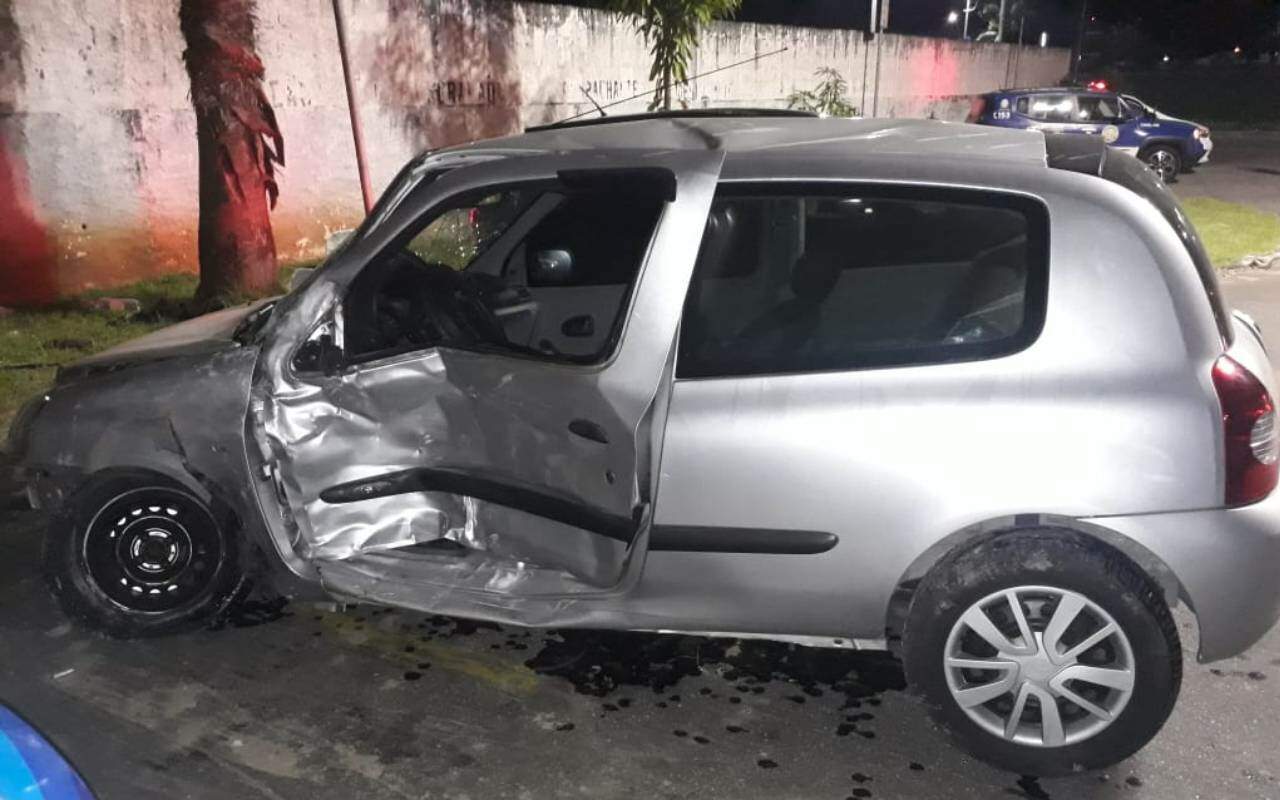Bandidos causaram acidente colidindo contra carro estacionado na Rua dos Evangélicos 
