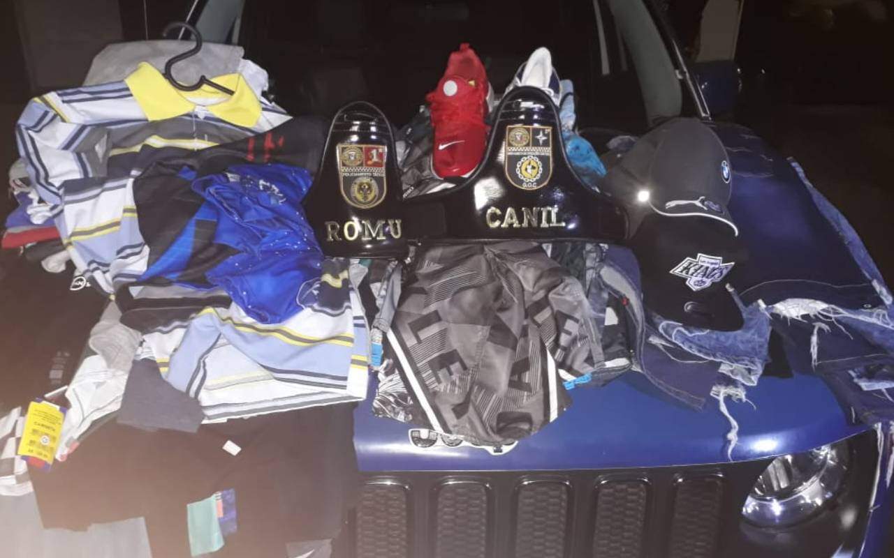 Polícia encontrou 119 peças de roupas roubadas com terceiro envolvido no crime