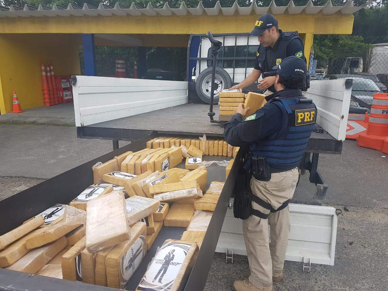 Cocaína estava escondida em fundo falso de caminhão com placas de Curitiba