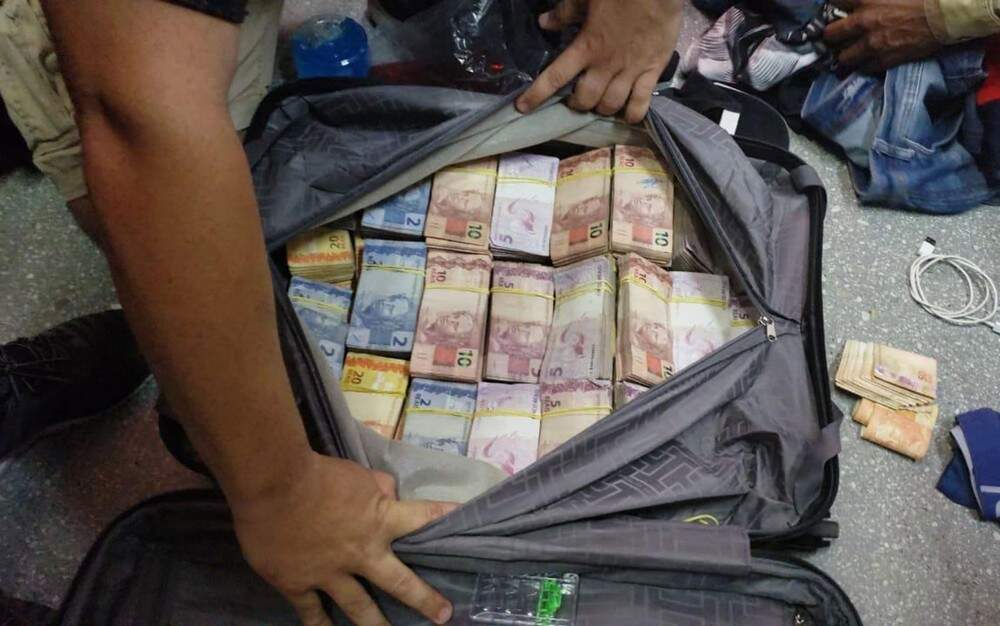 Com os suspeitos foram encontradas notas de R$ 2, R$ 5, R$ 10, R$ 50 e R$ 100