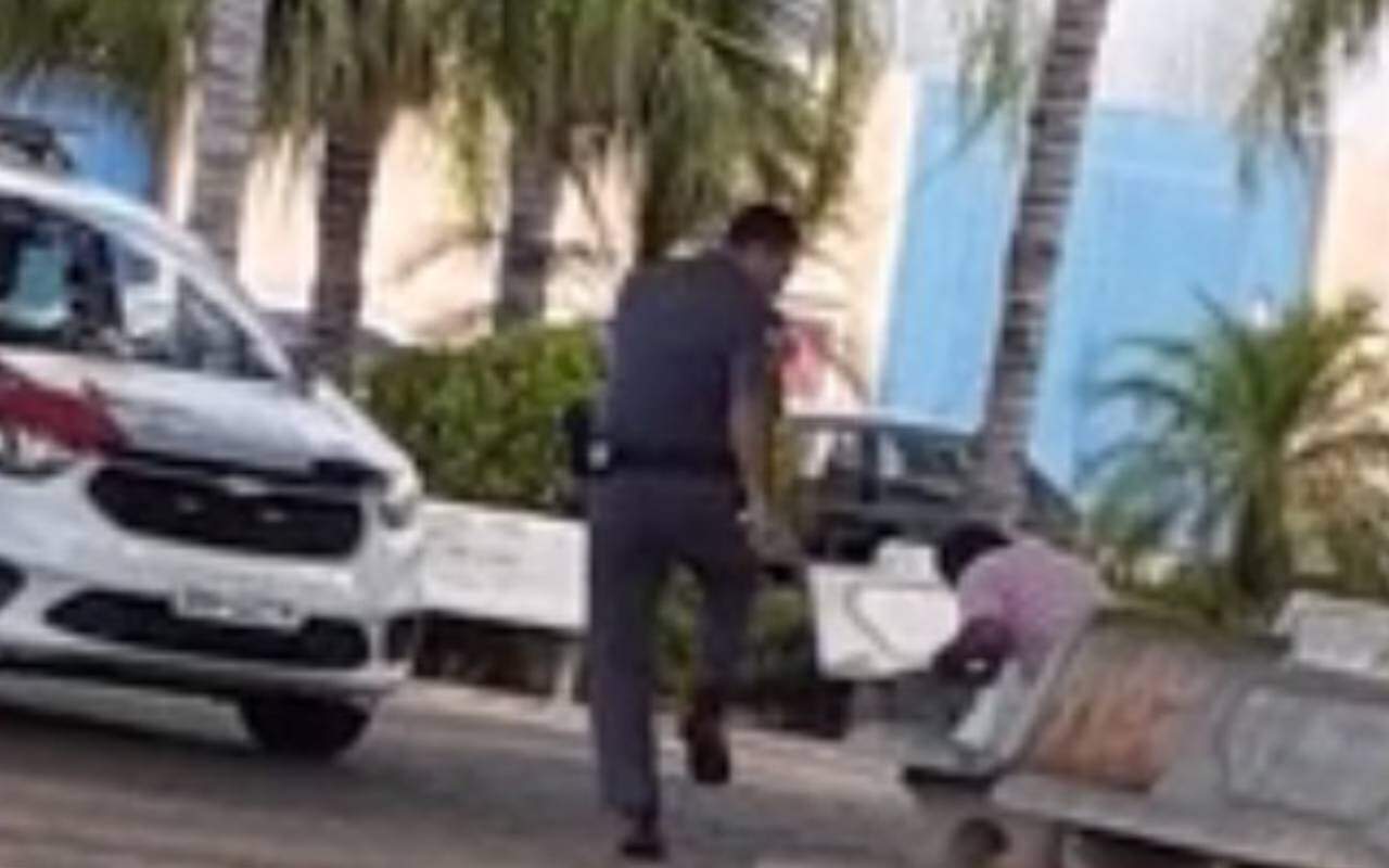 Policial militar agride morador de rua e cachorro com spray de pimenta no interior de SP