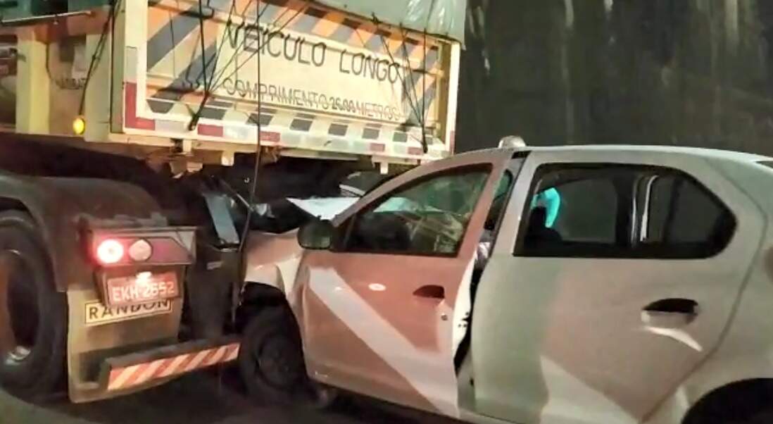 Carro se chocou com a traseira do caminhão e deixou três pessoas feridas 