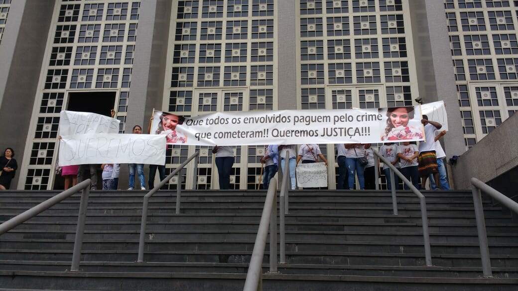Família da vítima protestou na manhã desta quarta-feira (4) em frente ao Palácio da Justiça