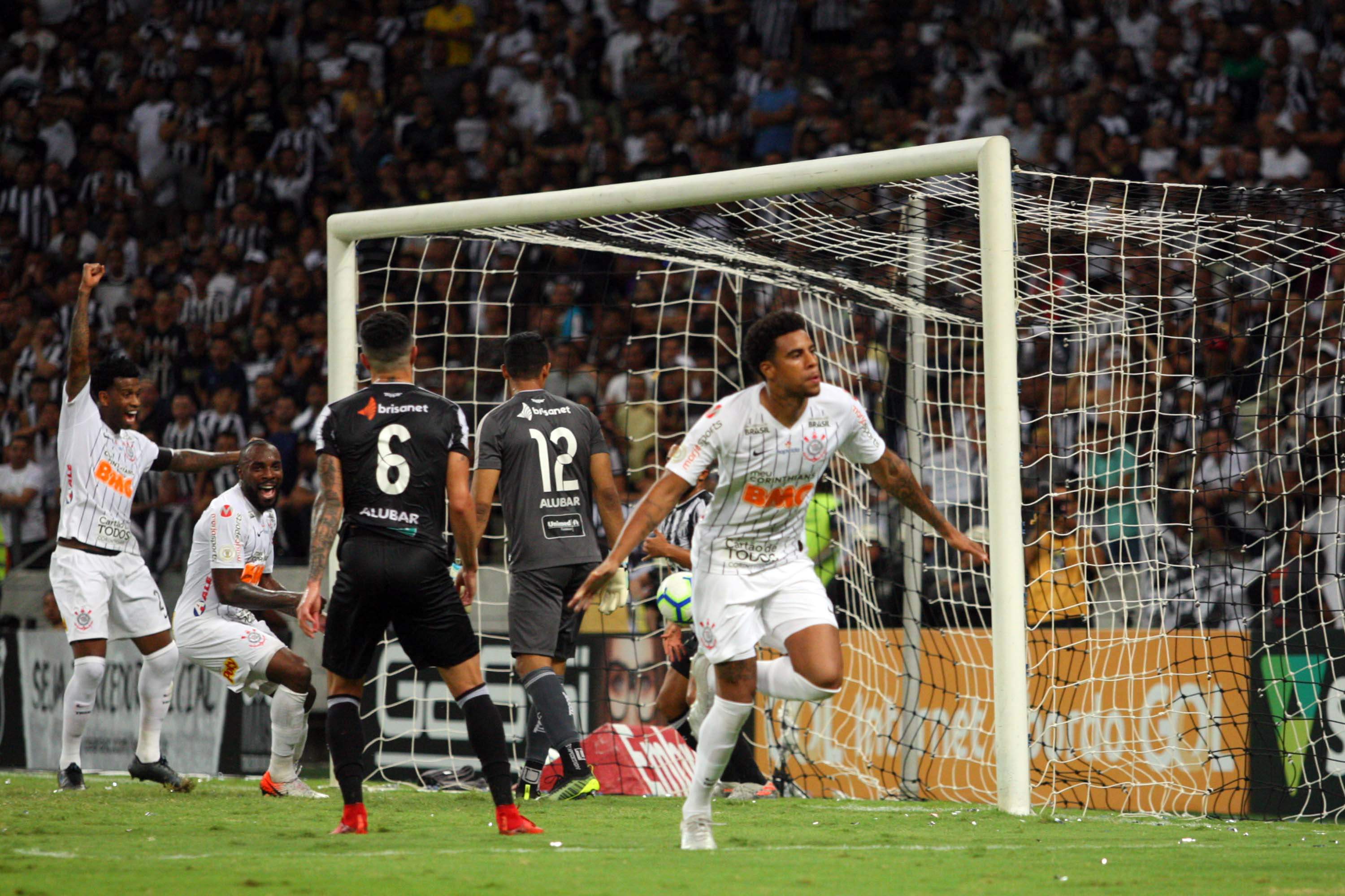 No segundo tempo, Gustavo marcou o gol que deu a vitória para o Corinthians