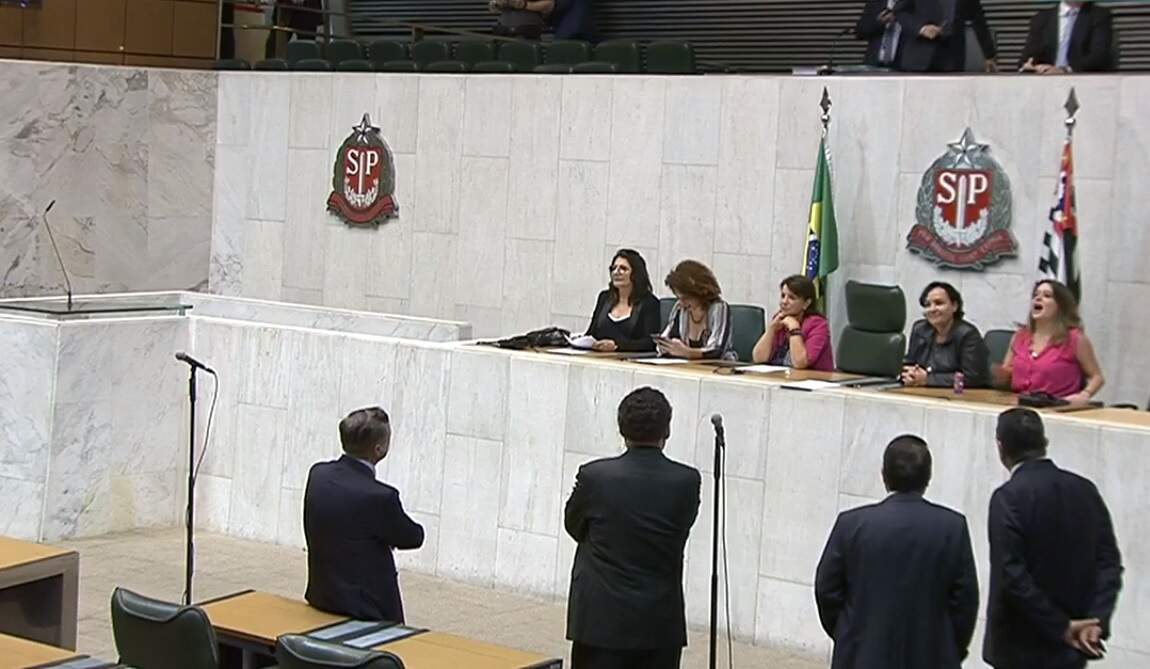Deputadas ocuparam a presidência da Alesp em protesto a determinação de Cauê Macris