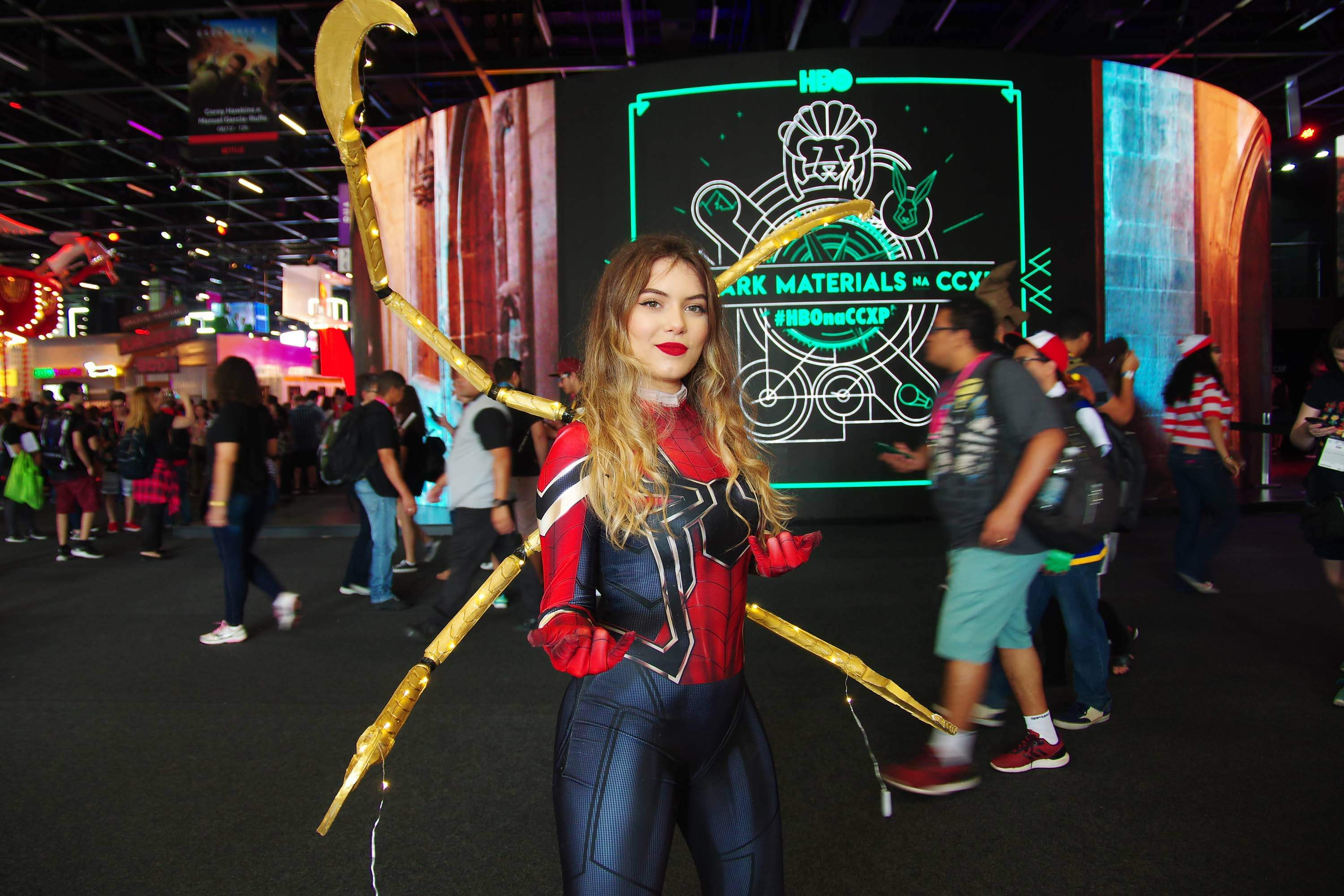 Cosplay de Aranha de Ferro é um dos muitos espalhados pelo São Paulo Expo