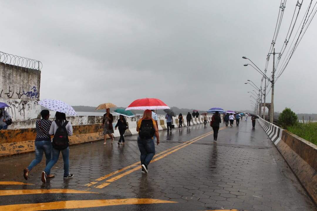 Pedestres enfrentaram chuva para cruzar a Ponte dos Barreiros nesta sexta-feira (6)