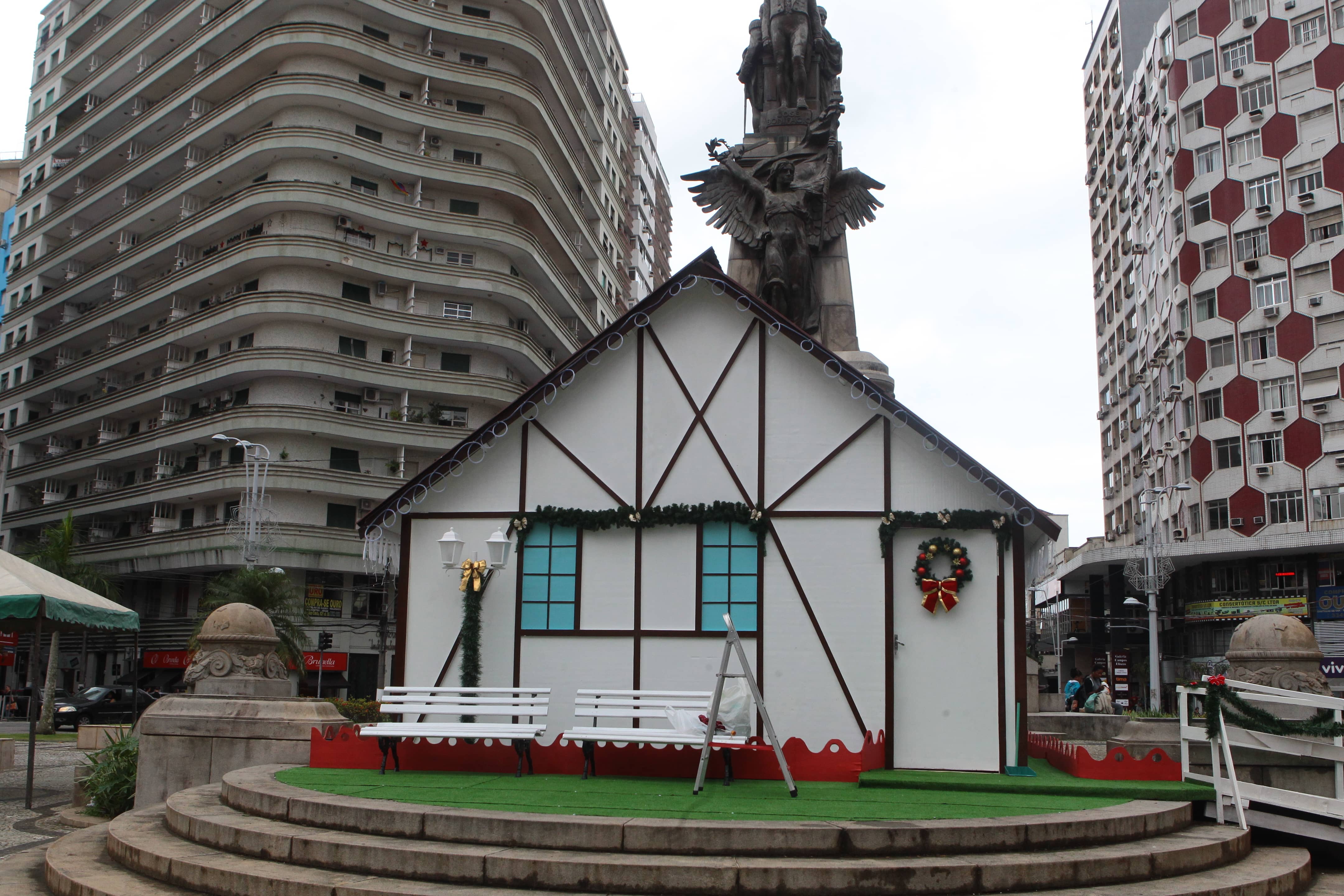 Casa do Noel foi feita em conjunto pela Câmara de Dirigentes Lojistas Santos-Praia e pela Prefeitura