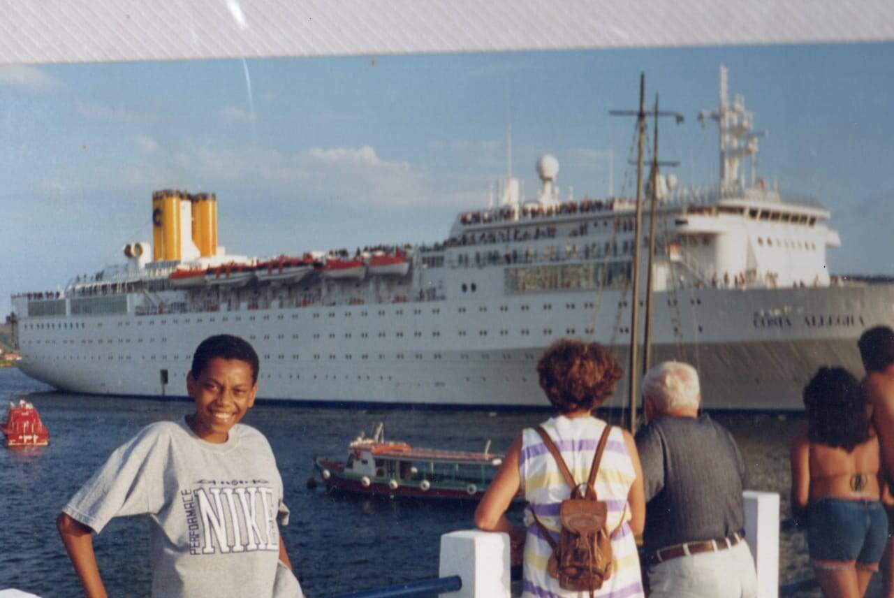 Leandro ainda mantém o hobby de tirar fotos de navio com o pai. 