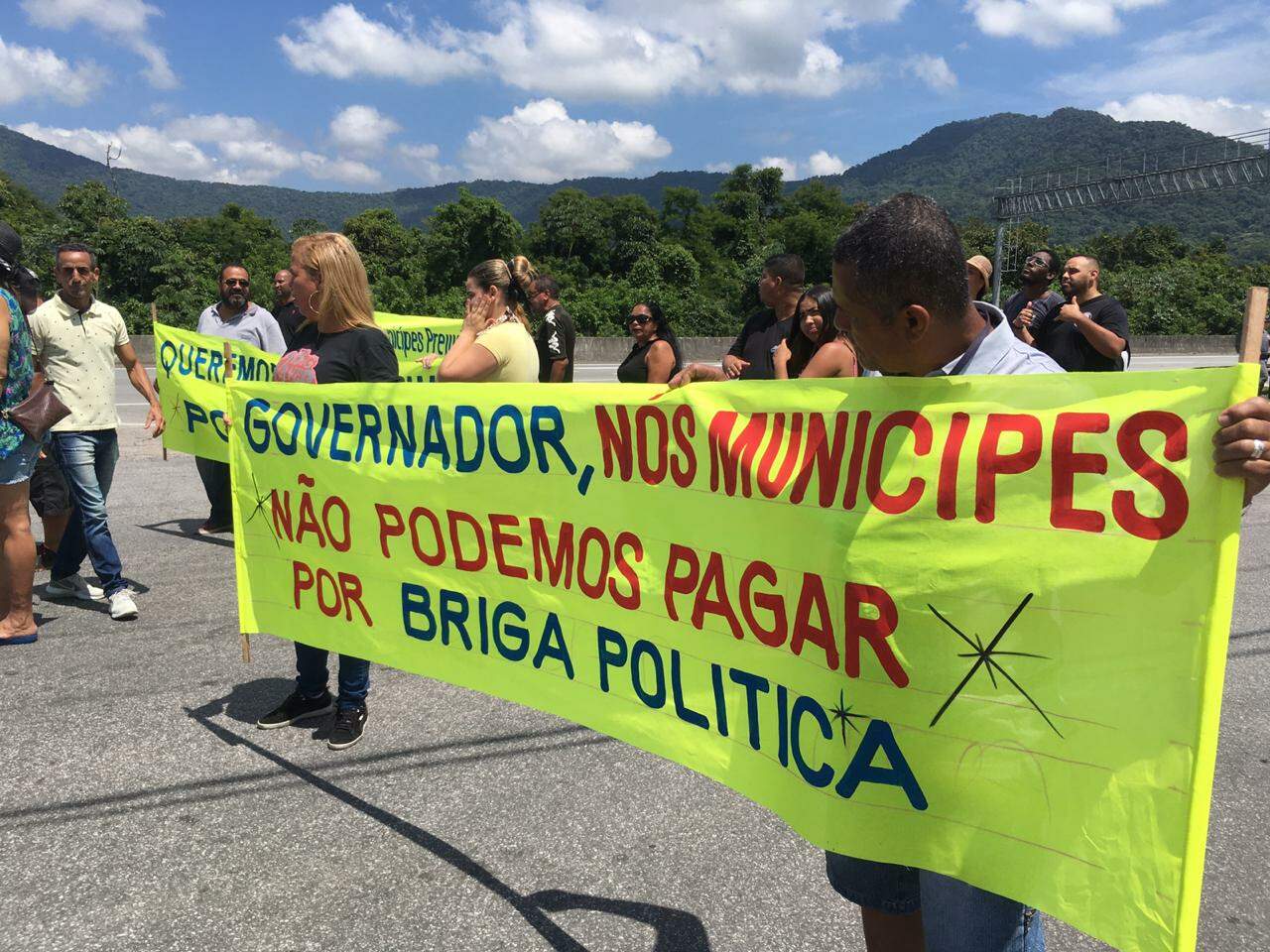 Grupo formado por cerca de 20 moradores levou faixas e cartazes para a manifestação na Rodovia Padre