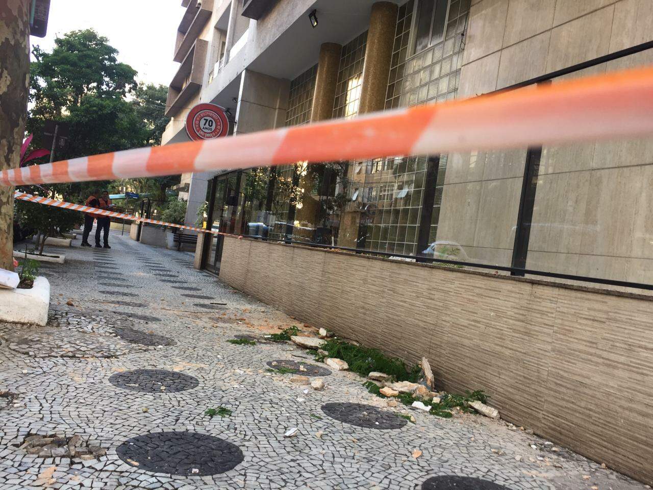 Calçada da Rua Carlos Afonseca precisou ser bloqueada após queda do material