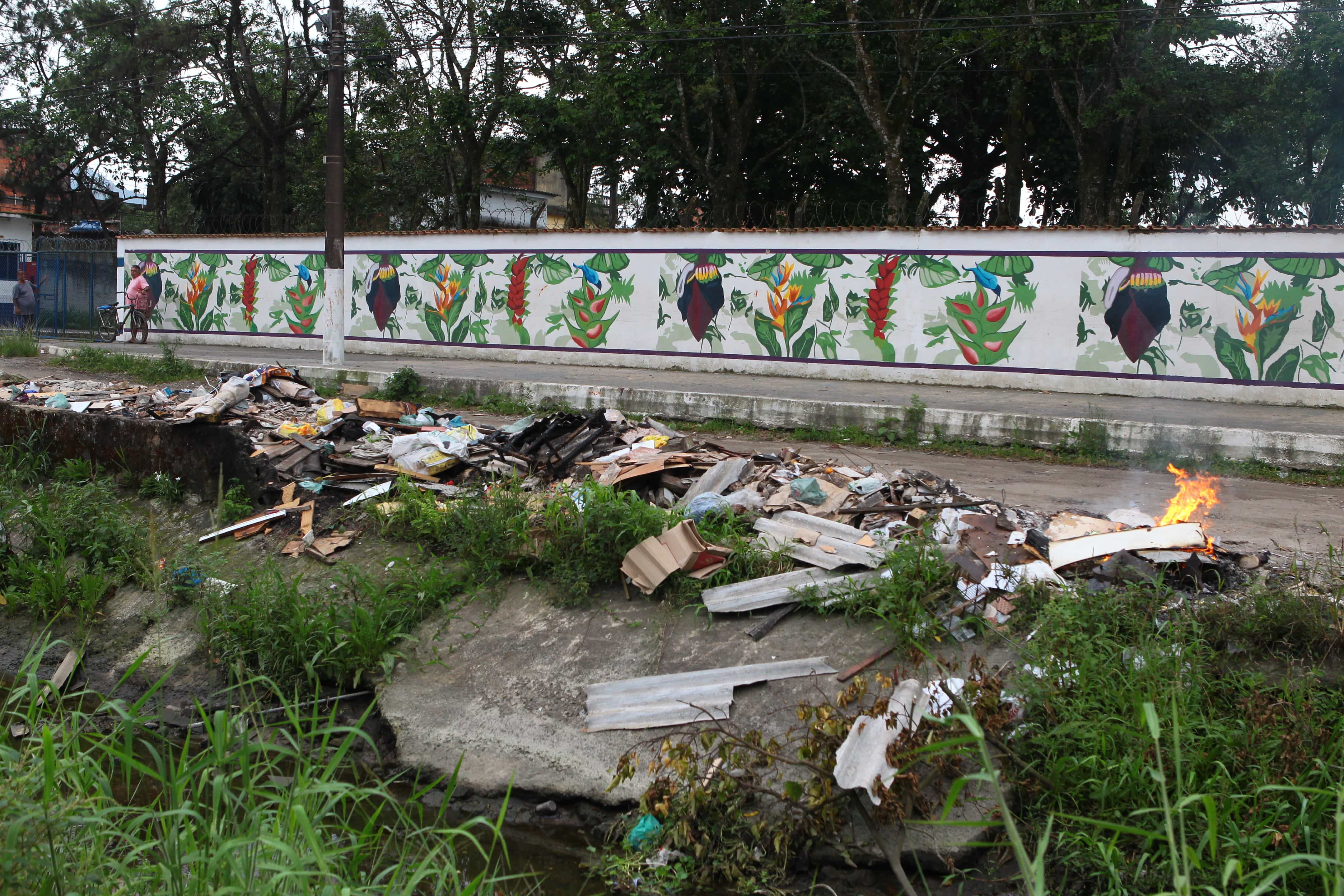 Matagal, lixo e mureta quebrada compõem o cenário nada convidativo do canal da Avenida 