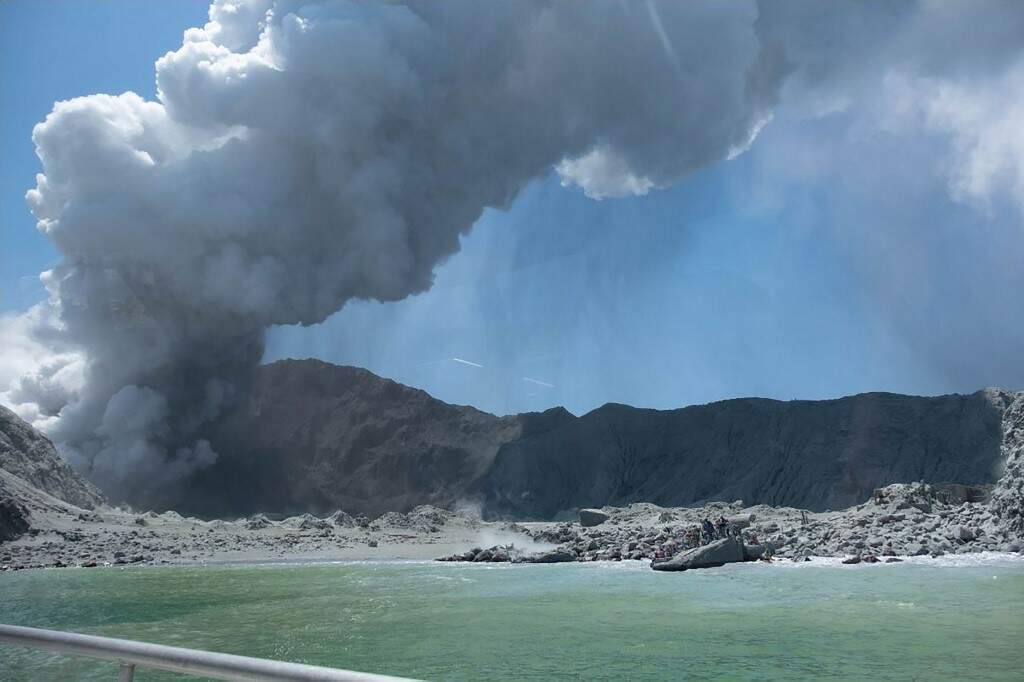 A erupção ocorreu às 14h11, lançando uma coluna de cinzas espessa de 3,6 km no ar