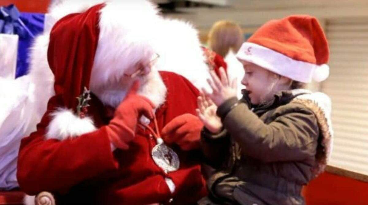 Menina foi surpreendida por Papai Noel que sabia conversar em linguagem de sinais
