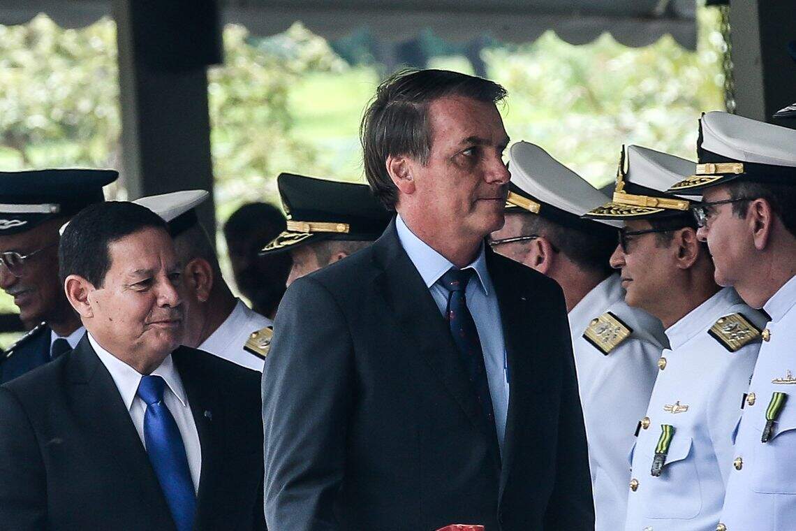Bolsonaro esteve acompanhado de Hamilton Mourão em evento da Marinha