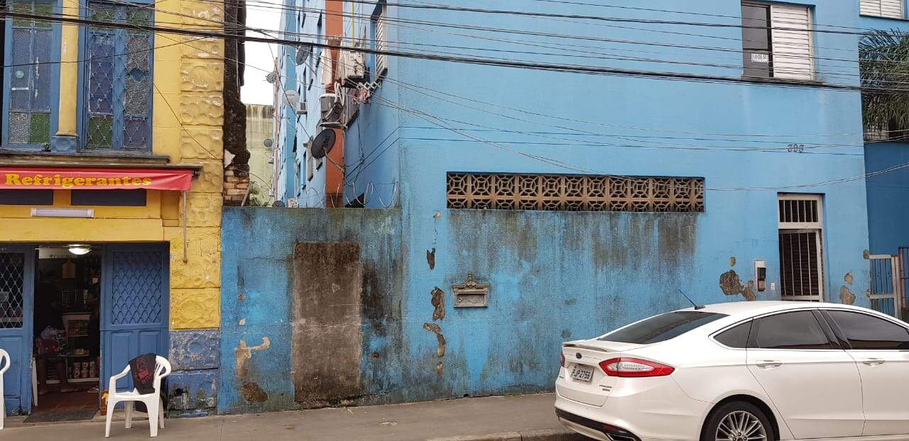Após roubar mulher, bandido morreu ao tentar entrar em prédio com arame farpado em Santos