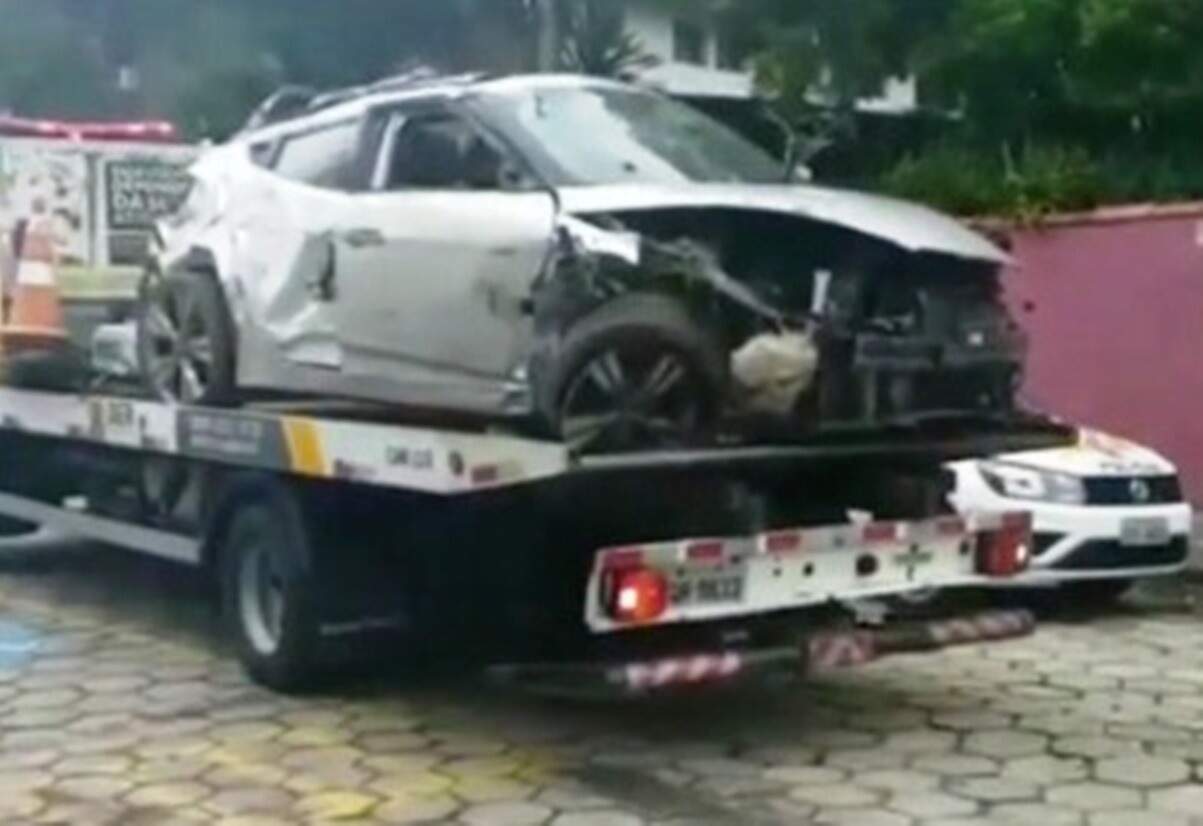  Acidente com carro esportivo e caminhão mata um e fere dois em Itanhaém