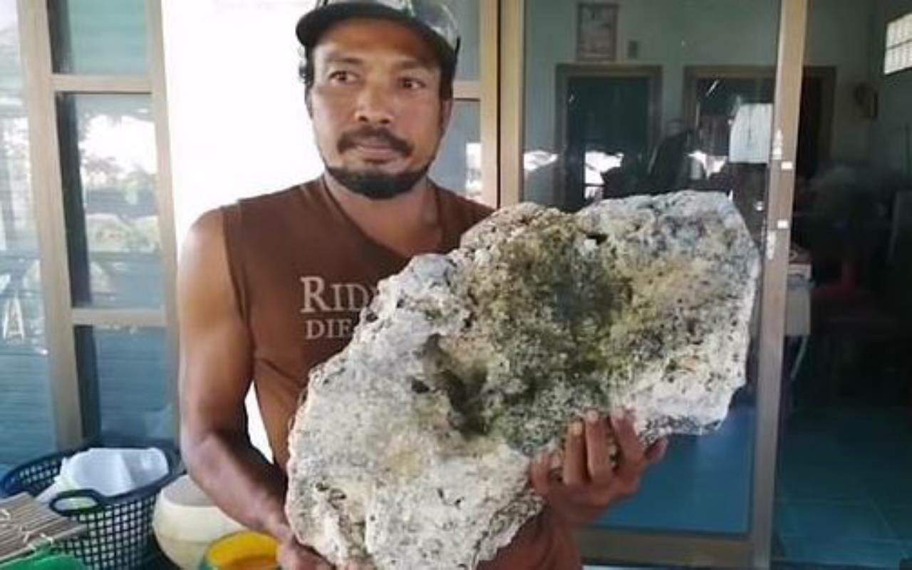 Surachet Chanchu estava na praia quando se deparou com um objeto similar a uma rocha