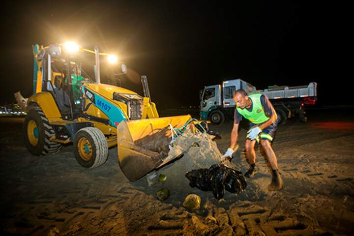 Trabalho também contou com aproximadamente 15 máquinas e 20 caminhões para a limpeza da praia