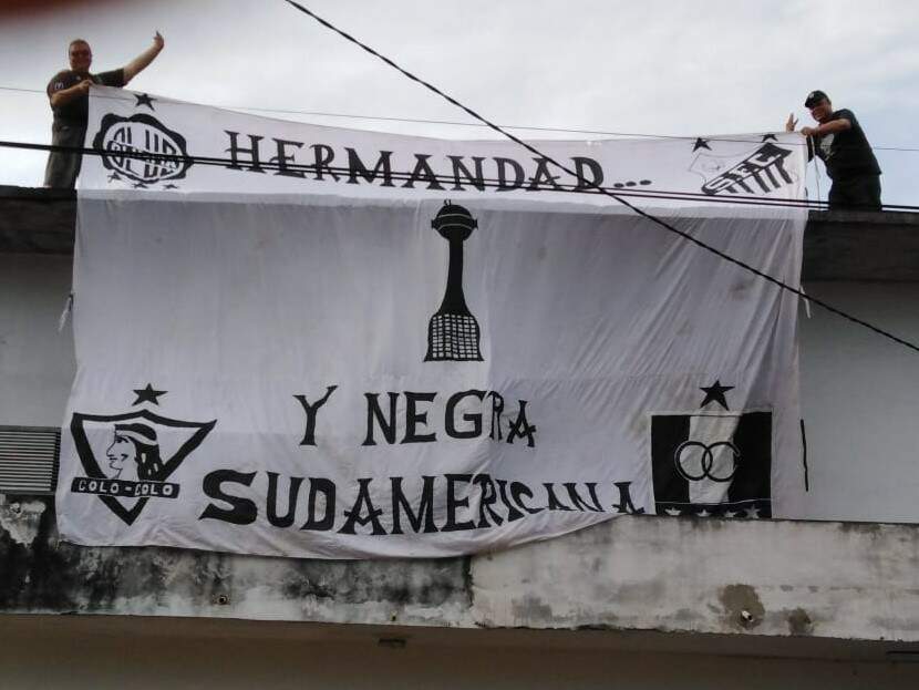 A Hermandad Blanca y Negra é composto por torcedores do Santos, Olimpia, Colo-Colo e Once Caldas