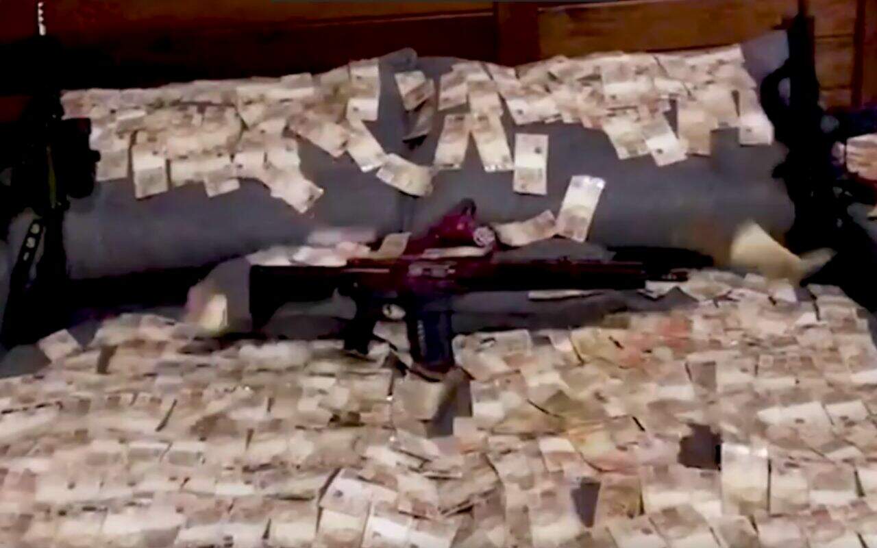 Os traficantes que se escondiam em sítio em Itaboraí ostentavam dinheiro, festas e drogas em imagens encontradas pela polícia 