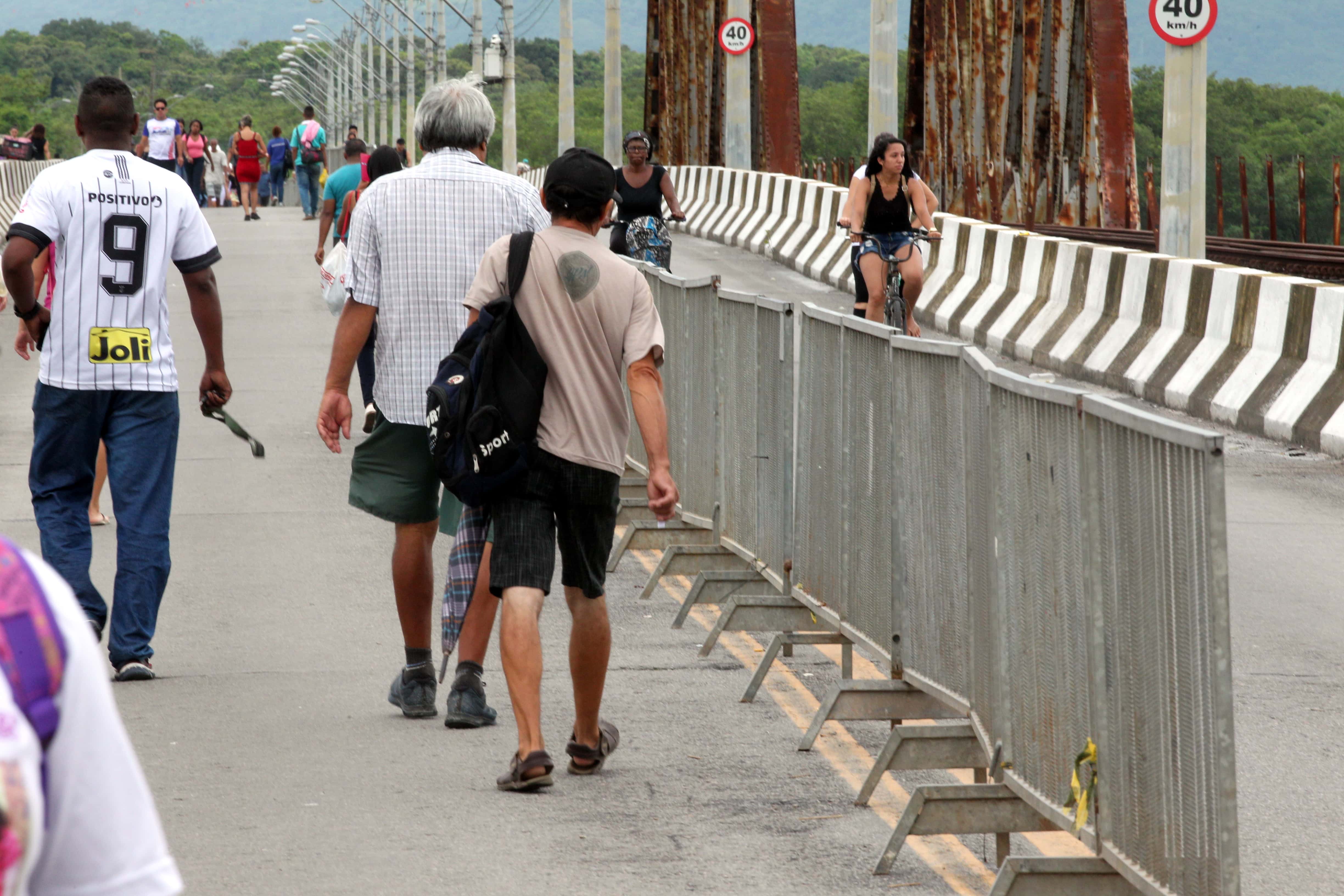 Cerca de 150 mil moradores da Área Continental de São Vicente sofrem com a interdição da ponte